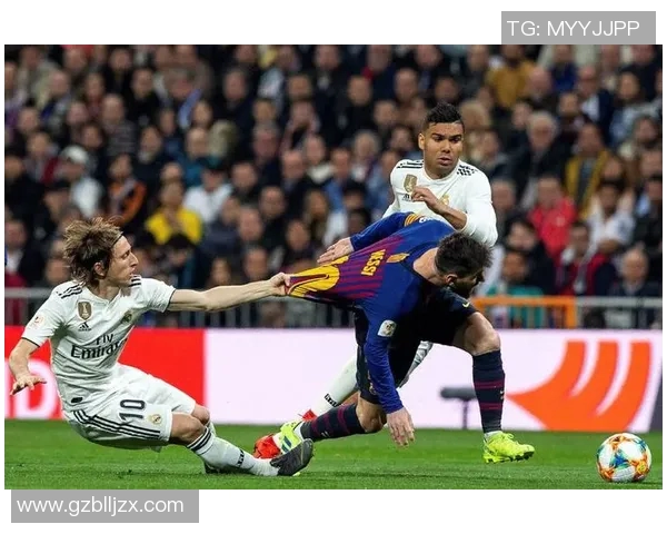 梅西足球绝技揭秘：如何在比赛中运用他的独特技巧与战术